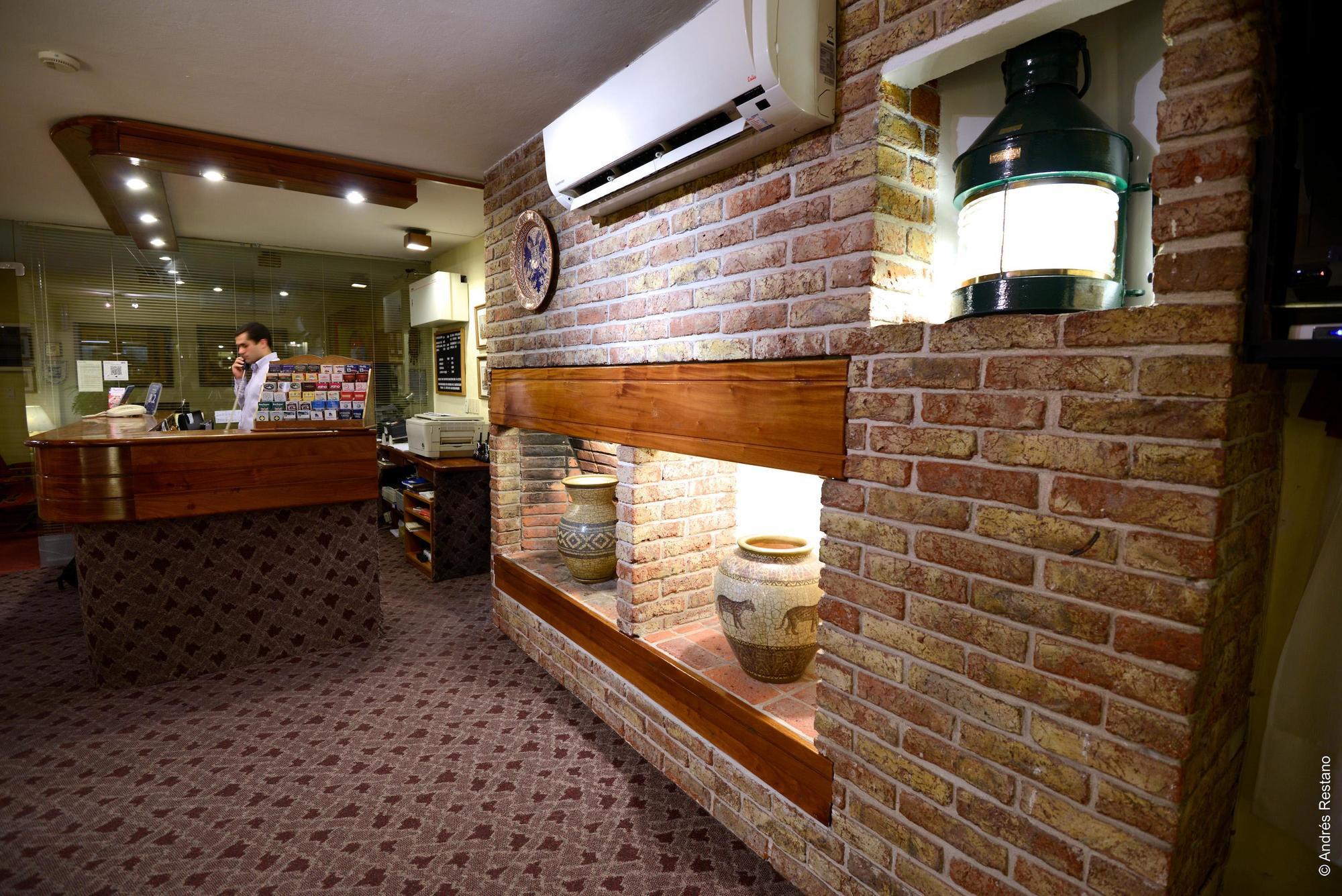 Ajax Hotel